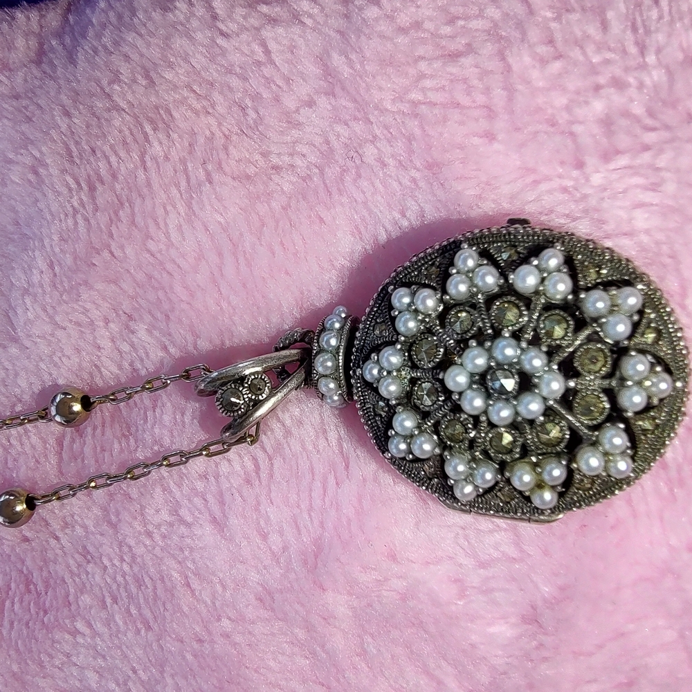 Elegant Silver Necklace with Floral Pendant and Sparkling Crystals